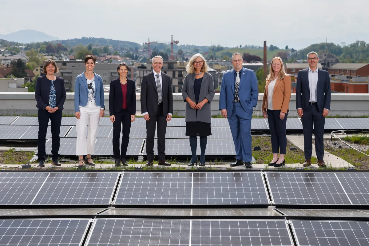 Der Stadtrat Uster 2022–2026 auf dem Dach des Stadthauses West. Davor: Solarpanels.
